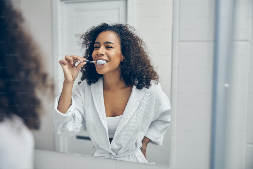 Se brosser les dents avant ou après le petit-déjeuner ?