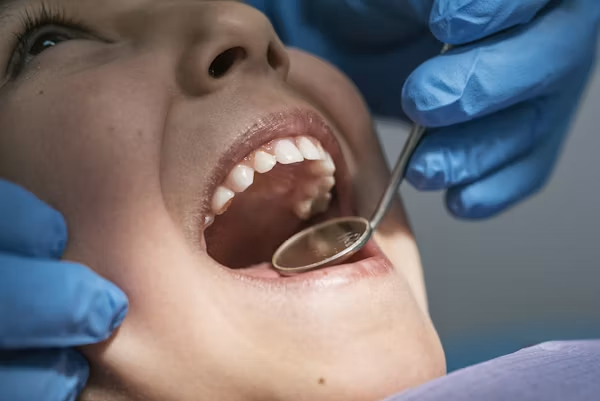 Infection d'une dent dévitalisée : signes, causes et traitement