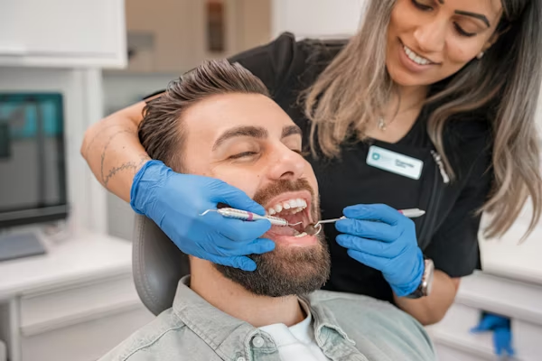 Infection d'une dent dévitalisée : signes, causes et traitement